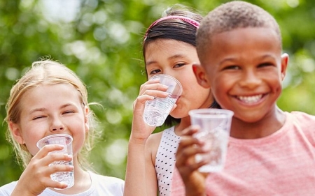 فواید نوشیدن آب برای کودکان,فواید خوردن آب برای کودکان