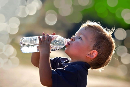 فواید نوشیدن آب برای کودکان,میزان نوشیدن آب در کودکان
