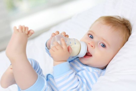 عوارض جدی دادن شیر سرد به نوزادان,دادن شیر سرد به نوزادان و کودکان,آیا نوزادان می توانند شیر سرد بنوشند