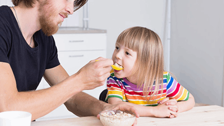 چگونه کودکان را به خوردن صبحانه تشویق کنیم, چطور کودکان را به خوردن صبحانه تشویق کنیم,چگونه کودکان را به صبحانه خوردن تشویق کنیم