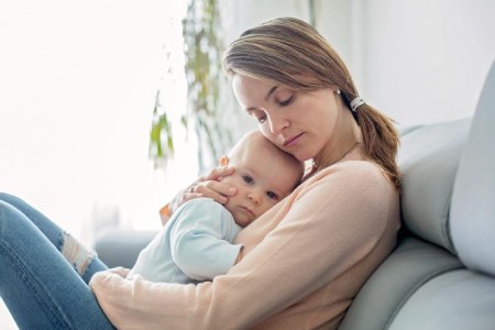 دلایل بی قراری نوزاد هنگام شیر خوردن,بی قراری نوزاد هنگام شیر خوردن,علت پیچ خوردن نوزاد هنگام شیر خوردن چیست