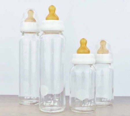جستجوی بهترین سرشیشه برای نوزاد, راهنمایی برای انتخاب سرشیشه نوزاد, تفاوت بین سرشیشه های پلاستیکی و شیشه ای برای نوزادان
