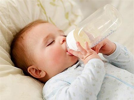 تغذیه کودک با شیشه شیر,شیشه شیر نوزدان,مشکلات تغذیه نوزاد با شیشه شیر