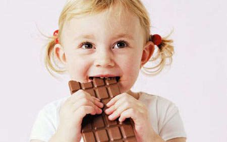 عوارض مصرف شکلات در کودک,شکلات کاکائویی,خطرات مصرف شکلات کاکائویی برای کودکان