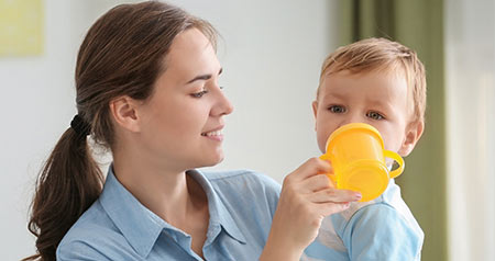 آب دادن به نوزاد, از چه زمانی می توان به نوزاد آب داد, آب دادن به کودک