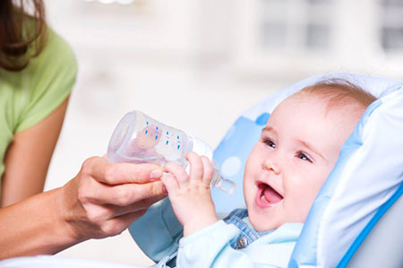 آب دادن به نوزاد,دادن آبمیوه به نوزاد,آب دادن به کودک