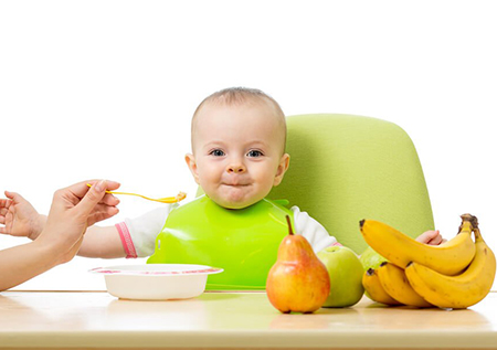 زمان میوه دادن به نوزاد,شروع دادن میوه به کودک, میوه خوردن نوزاد از چند ماهگی