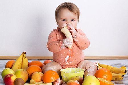 توت فرنگی برای کودکان زیر 2 سال,مصرف میوه برای کودک,میوه های ممنوع برای کودکان زیر یک سال