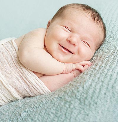 لبخند نوزاد,دلایل لبخند نوزاد,علت لبخند نوزاد