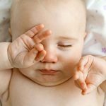 مالیدن چشم در نوزادان,علل مالیدن چشم در نوزادان,علت مالیدن چشم نوزاد