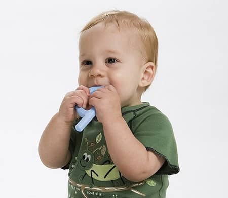 خطرات به دهان بردن اشیا توسط کودکان, به دهان بردن اشیا توسط کودکان, خوردن یقه لباس توسط کودک