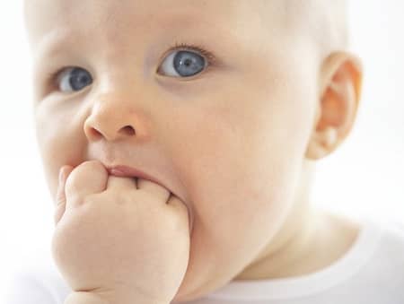 علت جویدن اشیا در نوزادان, دست به دهان بردن کودک, علت جویدن اشیا در کودکان