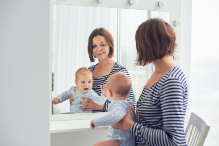 دادن آینه به نوزاد,آینه بازی با کودک,بازی با آیینه