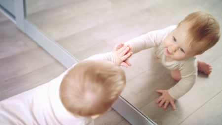 دادن آینه به نوزاد,آینه بازی با کودک,بازی با آیینه